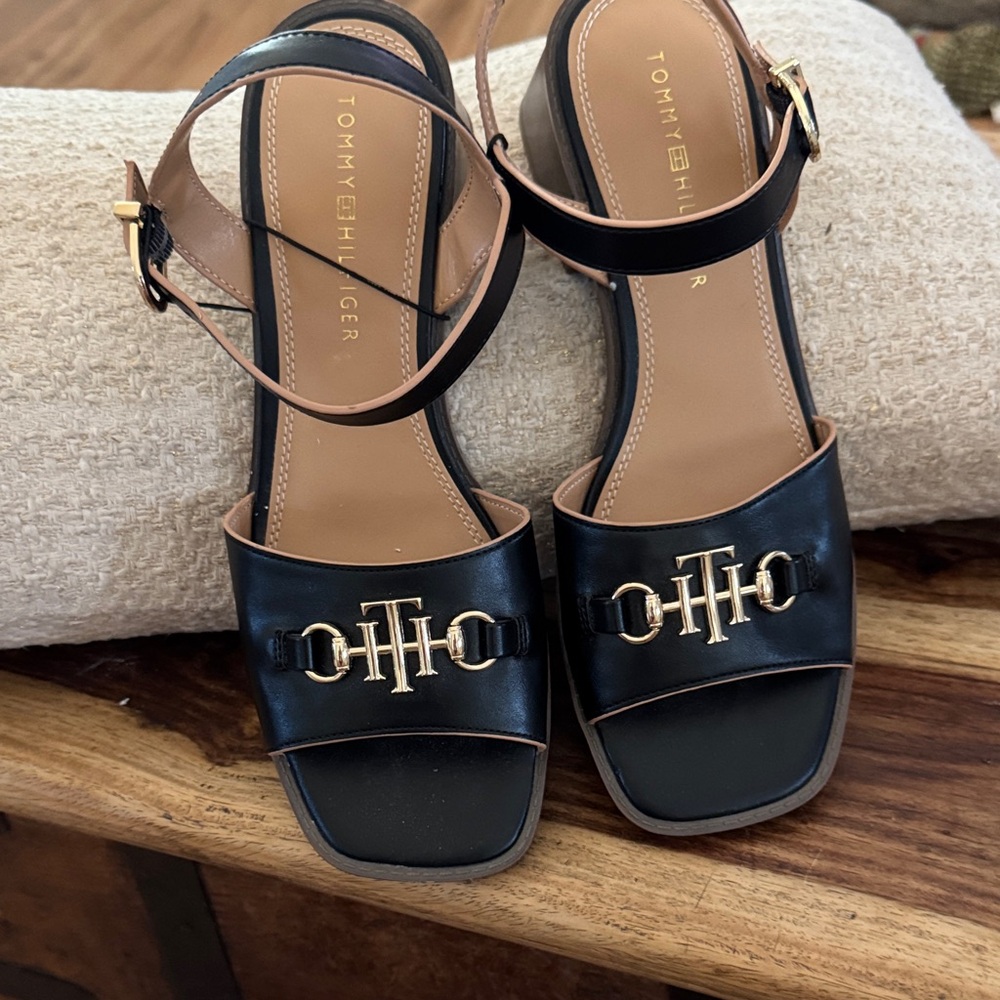 New Tommy Hilfiger Black and Gold Strap Sandals sz 9.5
